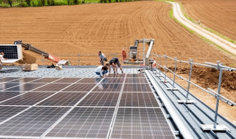 Produire de l’électricité photovoltaïque pour financer la construction d’un nouveau bâtiment