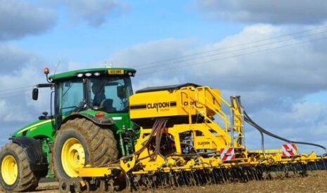 Nouvelle gamme de semoirs portés Evolution et nouvelle herse à paille portée 9 mètres