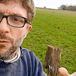 Comment j’entretiens l’herbe naturellement pour assurer de la nourriture pour mes vaches