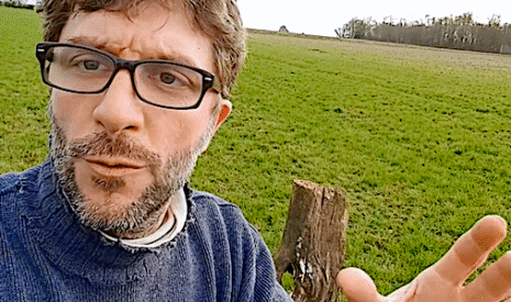 Comment j’entretiens l’herbe naturellement pour assurer de la nourriture pour mes vaches