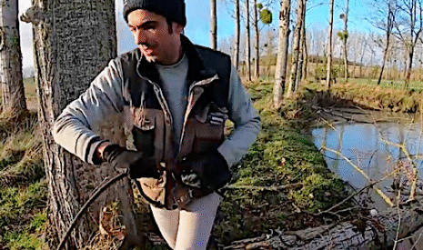 Tracteur et câble pour sortir des arbres de la retenue d’eau