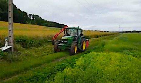 Avant de sortir la moissonneuse, un passage avec l’épareuse s’impose