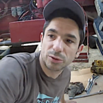 Le vieux tracteur nécessite un entretien soigné