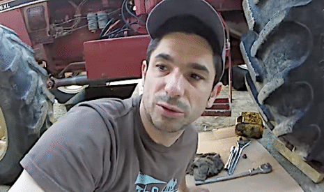 Le vieux tracteur nécessite un entretien soigné