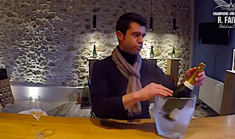 Comment ouvrir une bouteille de champagne pour le réveillon ? Les conseils du vigneron