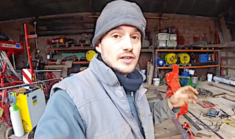 L’autoconstruction d’un semoir à dents expliquée en quatre vidéos