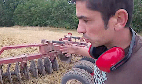Déchaumage sur des terres à cailloux