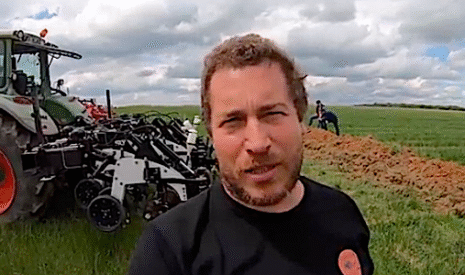 Test comparatif de terrain de déchaumeurs et décompacteurs agricoles