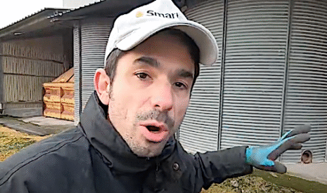 Démontage des cellules qui stockaient le grain sur l’exploitation céréalière