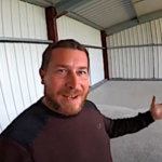 Une dalle de béton sous le hangar pour accueillir les semences de ferme