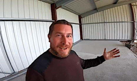 Une dalle de béton sous le hangar pour accueillir les semences de ferme