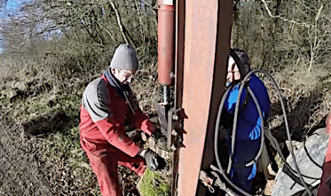 Je fends le bois à l’aide de mon matériel agricole