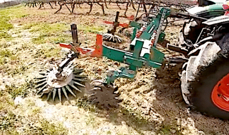Désherbage mécanique, démonstration de matériel dans les vignes