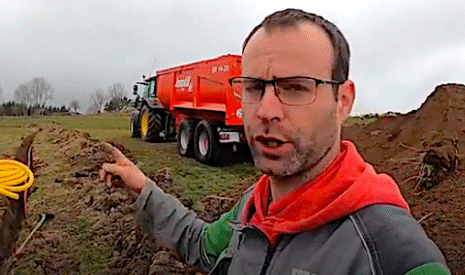 Je rebouche les tranchées de drainage