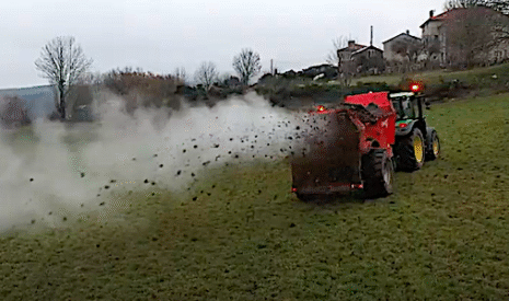Epandage de fumier sur la prairie
