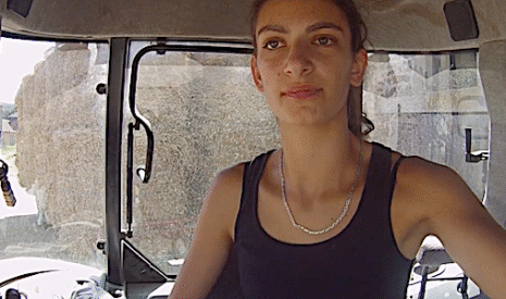 Elisa AgriPassion rentre la paille et le foin