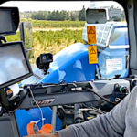 Pour la première fois, elle pilote la machine à vendanger