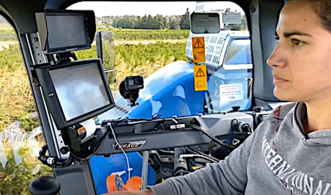 Pour la première fois, elle pilote la machine à vendanger
