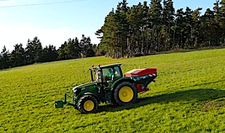 Apport d’engrais sur les prairies de Haute-Loire