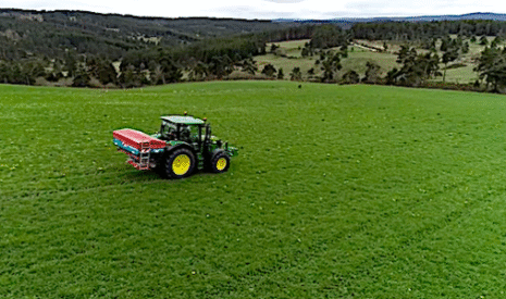 Herbe, de l’engrais pour la prairie temporaire en prévision de l’ensilage