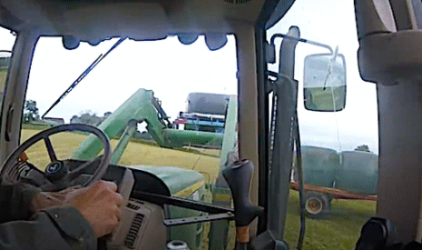 Enrubannage dans les prairies de l’Allier