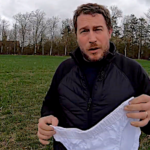 Mais pourquoi les agriculteurs enterrent-ils leur slip au milieu du champ ?