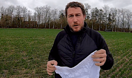 Mais pourquoi les agriculteurs enterrent-ils leur slip au milieu du champ ?