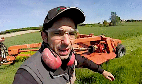 Soudures et autres réparations sur la faucheuse agricole