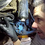 Une petite fuite sur le moteur du tracteur