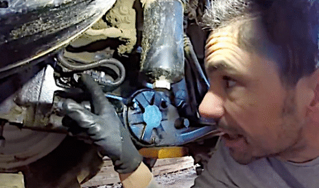 Une petite fuite sur le moteur du tracteur