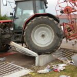 Insolite, le tracteur heurte la gendarmerie
