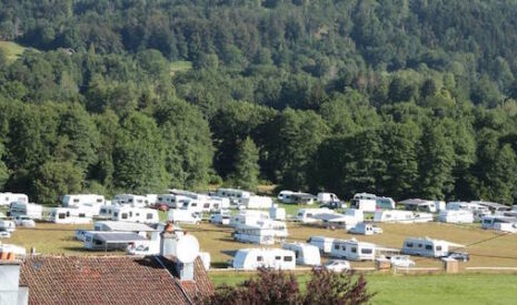 Coup de force, 125 caravanes dans un champ de 4 hectares au Thillot