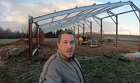 Un hangar tout neuf pour le matériel de la ferme et le stockage