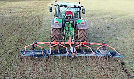 Passage de la herse étrille sur la prairie