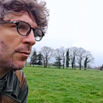 Mise à l’herbe des vaches, un passage de herse pour bien la préparer