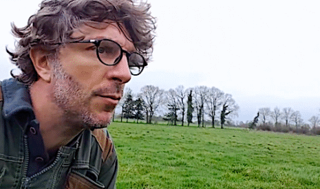 Mise à l’herbe des vaches, un passage de herse pour bien la préparer