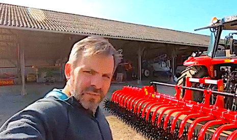 Désherbage mécanique du sol agricole avec une houe rotative
