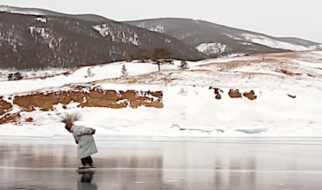 Insolite, la retraitée russe traverse le lac gelé en patins pour abreuver ses vaches