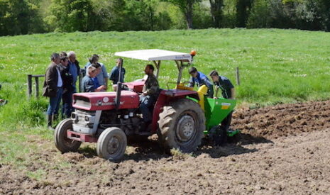 Des lycéens agricoles plantent des pommes de terre pour la Banque alimentaire