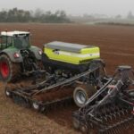 Semis d’oeillette avec un Maxidrill, pour concilier vitesse et précision