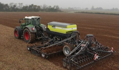 Semis d’oeillette avec un Maxidrill, pour concilier vitesse et précision