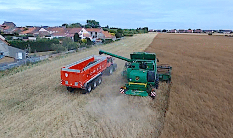Moisson de colza dans le Pas-de-Calais vue depuis un drone