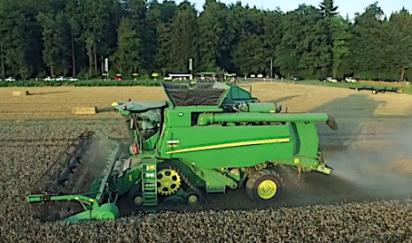 Les nouvelles chenilles de la moissonneuse John Deere T670i testées en Suisse