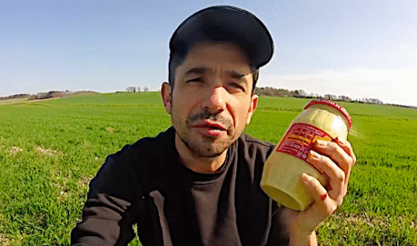 Insolite, de la moutarde pour compter les vers de terre sur un champ agricole