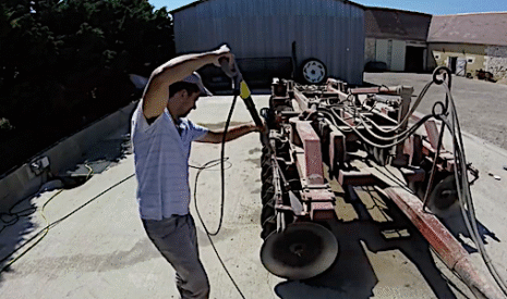 Le matériel agricole au karcher !