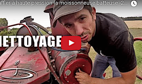Nettoyage à fond de la moissonneuse avant le retour au hangar