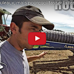 Je tasse la terre avec des rouleaux pour affiner le sol