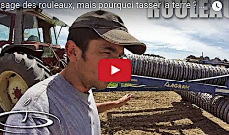 Je tasse la terre avec des rouleaux pour affiner le sol