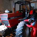 Je peaufine la rénovation de mon tracteur Case IH 1455 XL