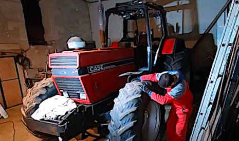 Je peaufine la rénovation de mon tracteur Case IH 1455 XL